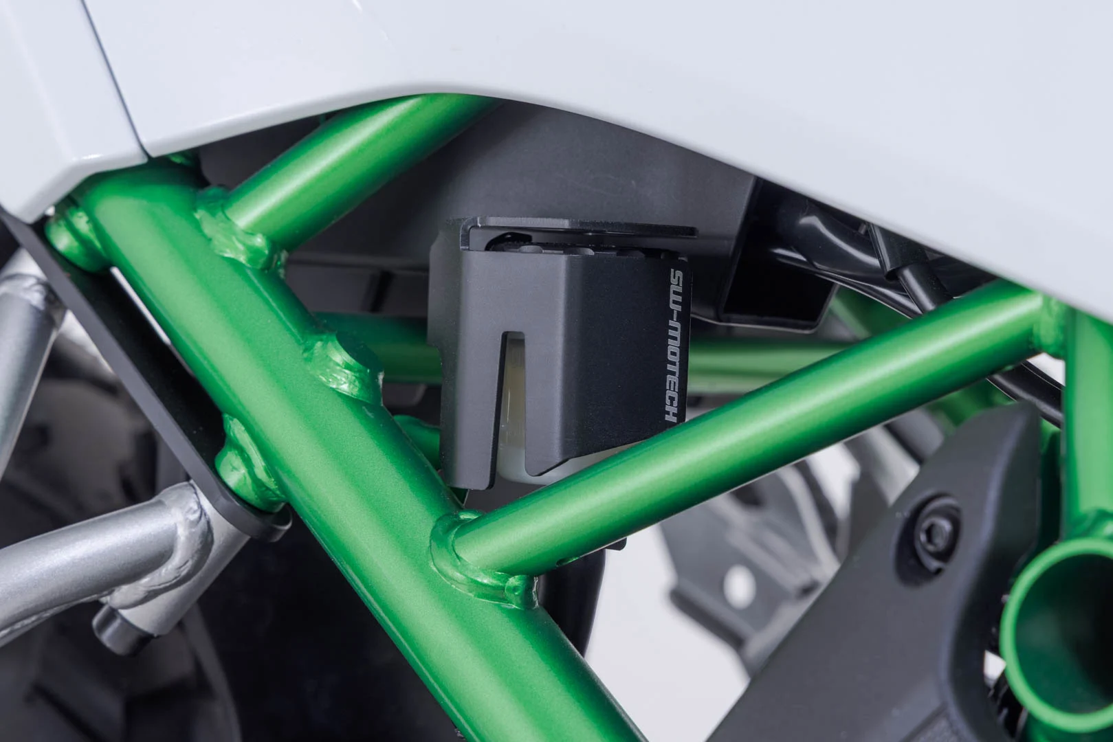 SW-Motech Brake reservoir guard - Black. Kawasaki KLE500 / KLE500 SE (26-).